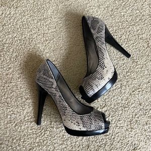 Pelle Moda Snakeskin Leather Platform Heel Pumps 5” 7.5